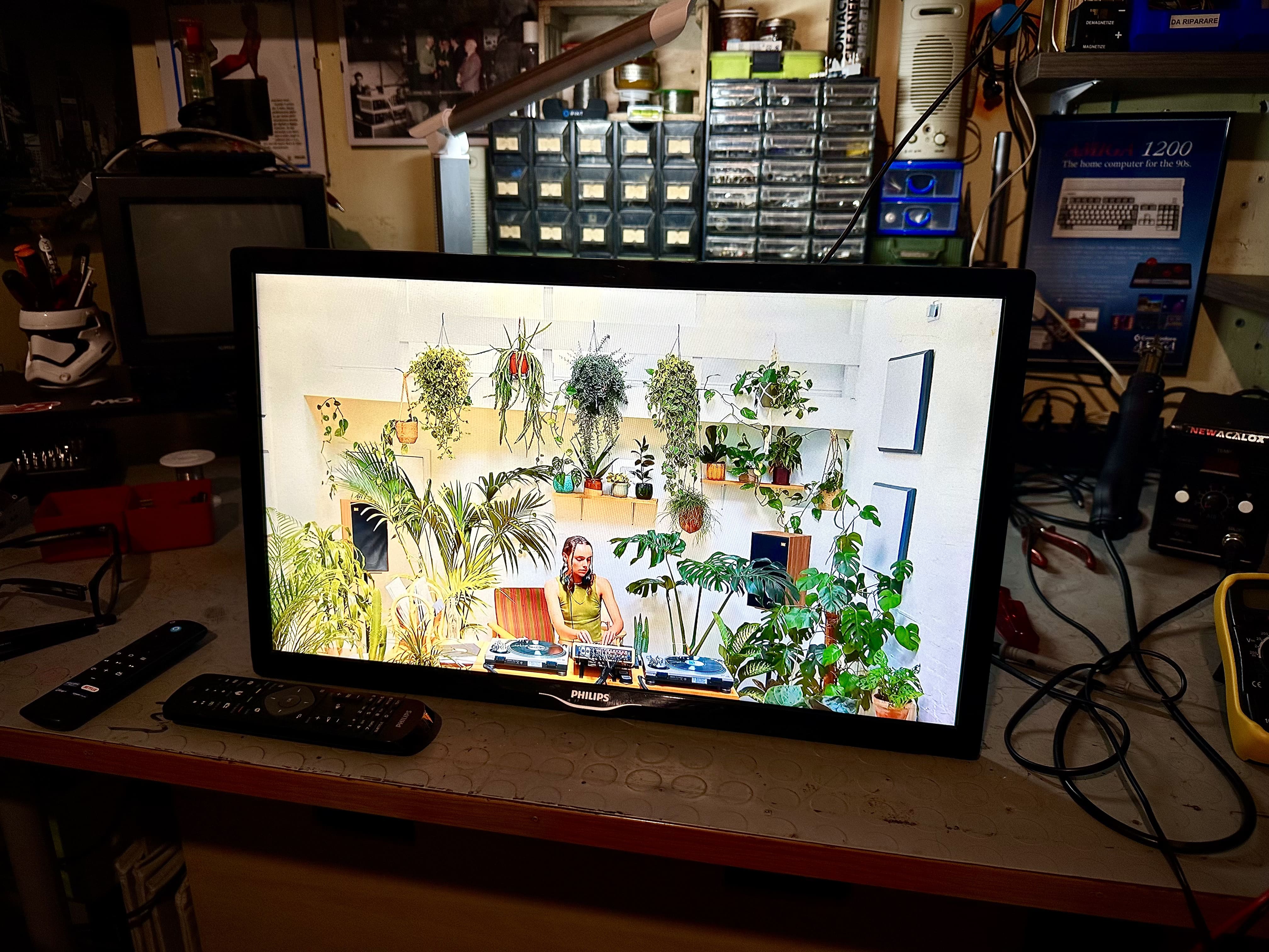 TV Philips 22PFS4022 acceso e perfettamente funzionante dopo la riparazione dell’alimentatore